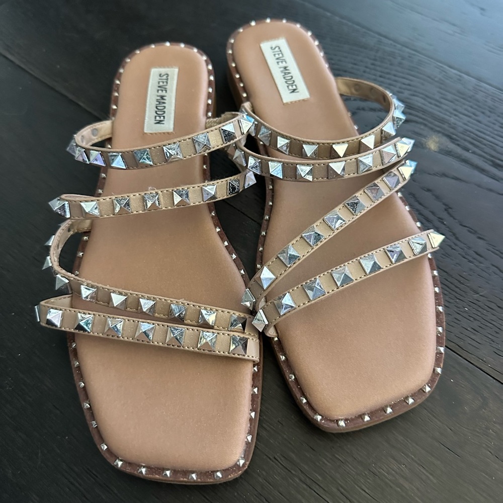 Steve Madden Skyler Studded Tan Sandals, Size 9.5